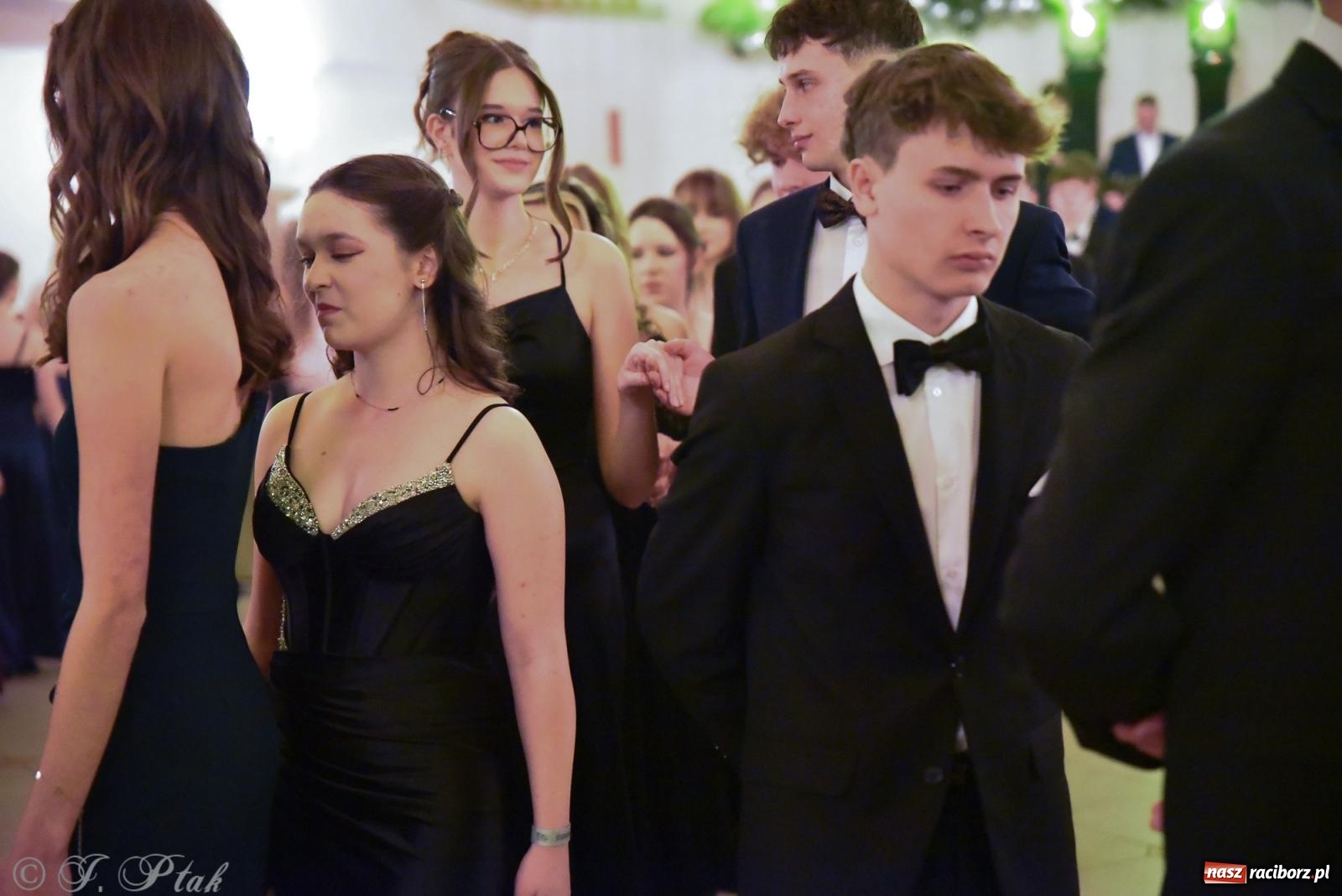 Zdjęcie w galerii na portalu naszraciborz.pl: Razem młodzi przyjaciele! Studniówka II LO z Raciborza [FOTO i WIDEO] wiadomości z regionu