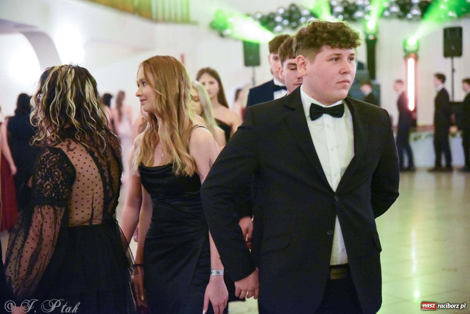 Zdjęcie w galerii na portalu naszraciborz.pl: Razem młodzi przyjaciele! Studniówka II LO z Raciborza [FOTO i WIDEO] wiadomości z regionu