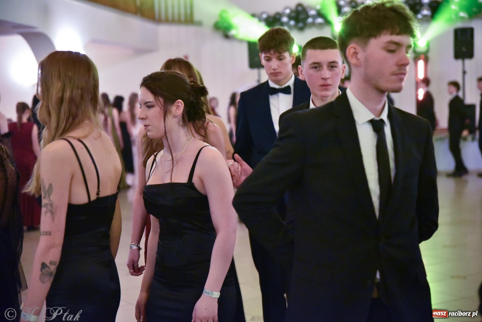 Zdjęcie w galerii na portalu naszraciborz.pl: Razem młodzi przyjaciele! Studniówka II LO z Raciborza [FOTO i WIDEO] wiadomości z regionu