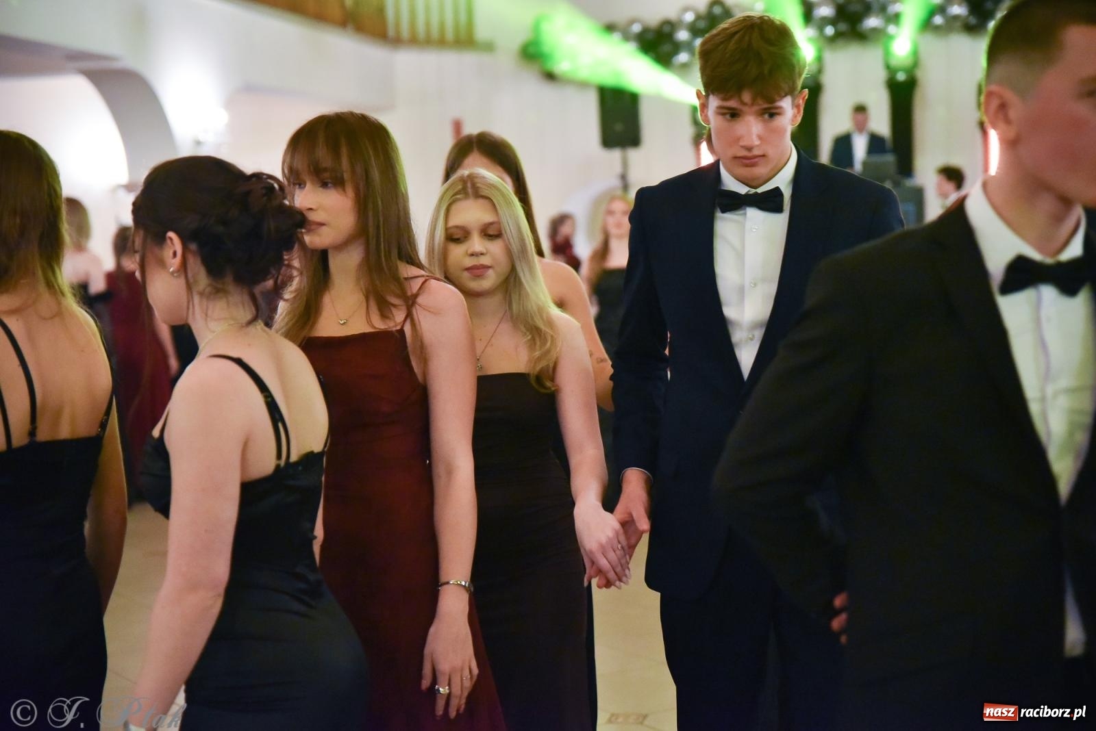 Zdjęcie w galerii na portalu naszraciborz.pl: Razem młodzi przyjaciele! Studniówka II LO z Raciborza [FOTO i WIDEO] wiadomości z regionu