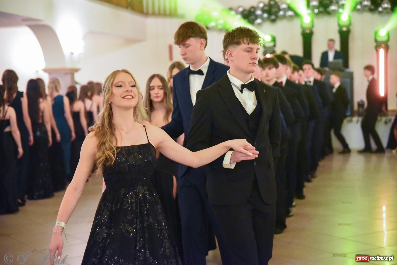 Zdjęcie w galerii na portalu naszraciborz.pl: Razem młodzi przyjaciele! Studniówka II LO z Raciborza [FOTO i WIDEO] wiadomości z regionu