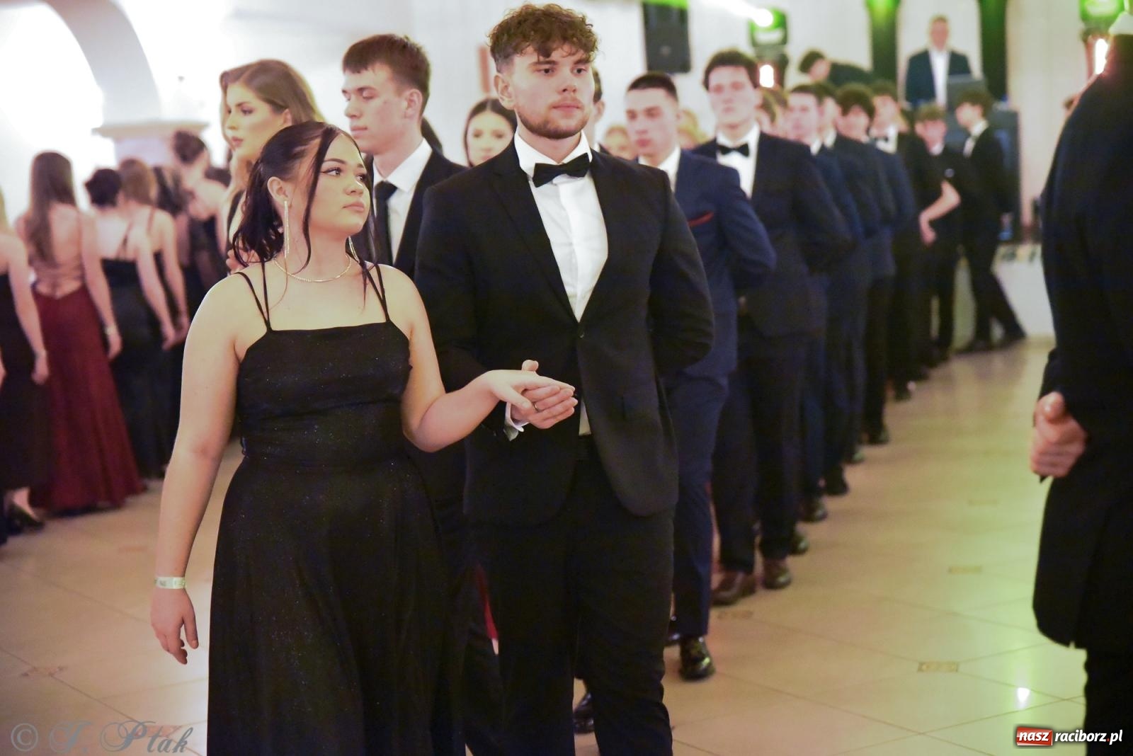 Zdjęcie w galerii na portalu naszraciborz.pl: Razem młodzi przyjaciele! Studniówka II LO z Raciborza [FOTO i WIDEO] wiadomości z regionu