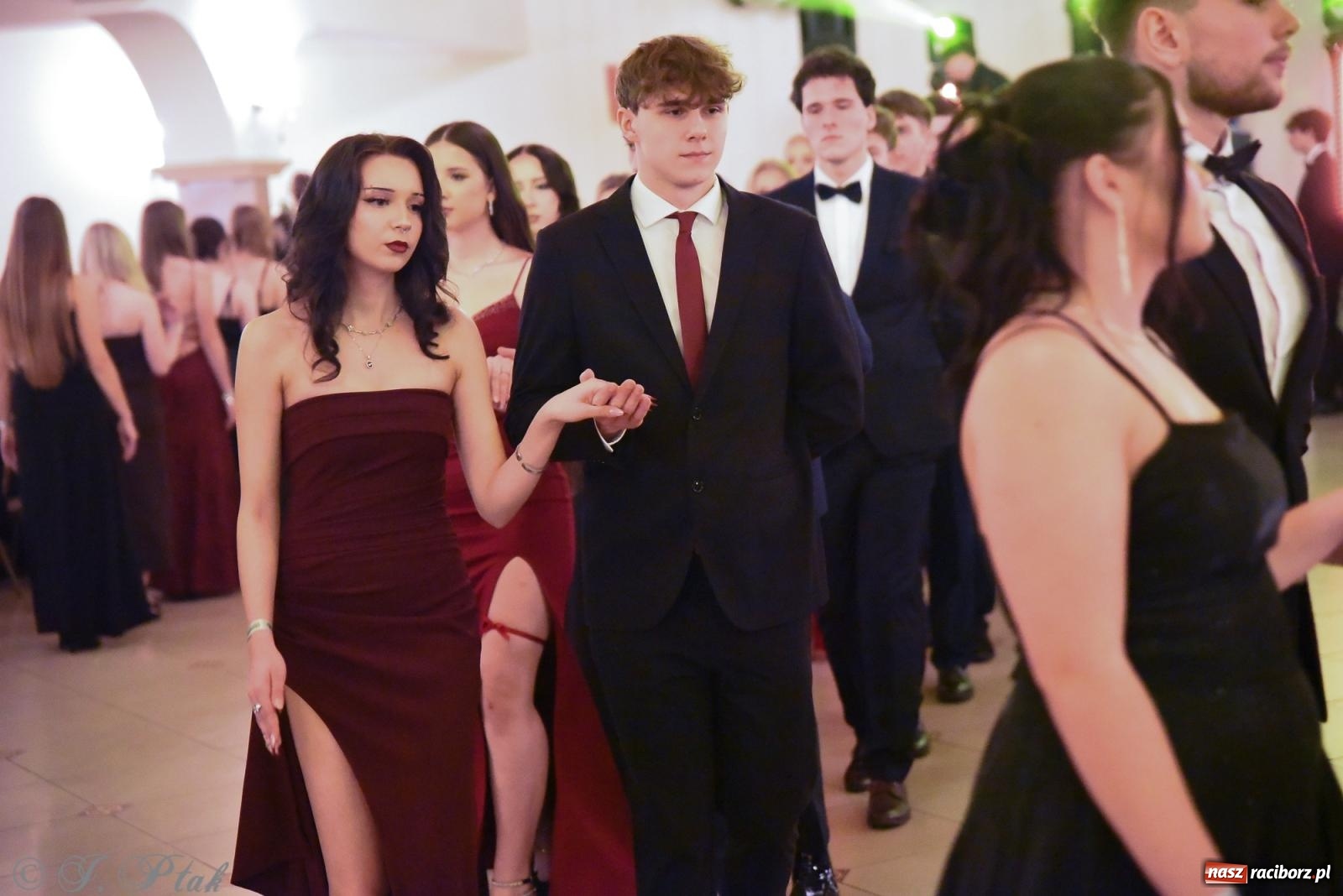 Zdjęcie w galerii na portalu naszraciborz.pl: Razem młodzi przyjaciele! Studniówka II LO z Raciborza [FOTO i WIDEO] wiadomości z regionu