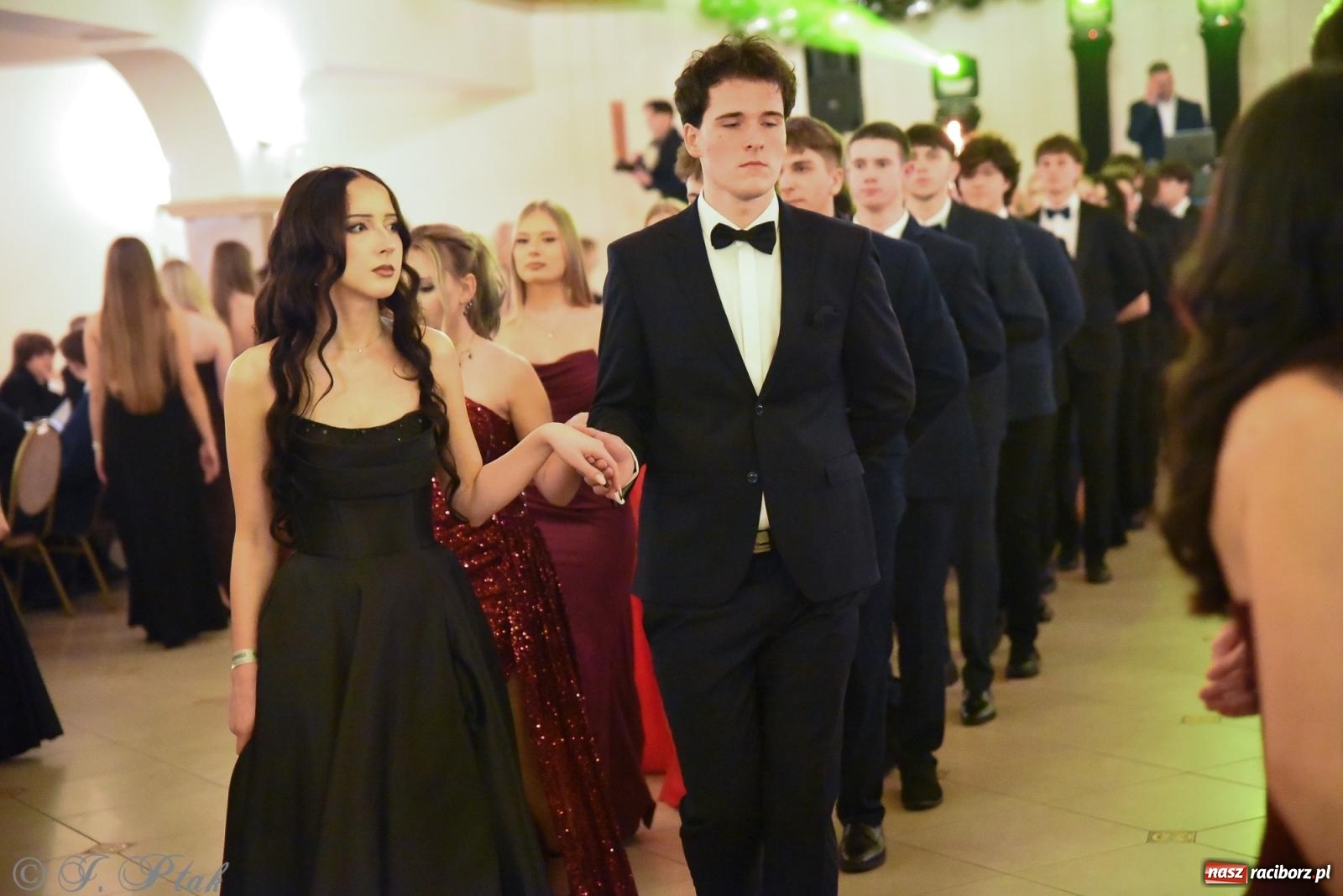 Zdjęcie w galerii na portalu naszraciborz.pl: Razem młodzi przyjaciele! Studniówka II LO z Raciborza [FOTO i WIDEO] wiadomości z regionu