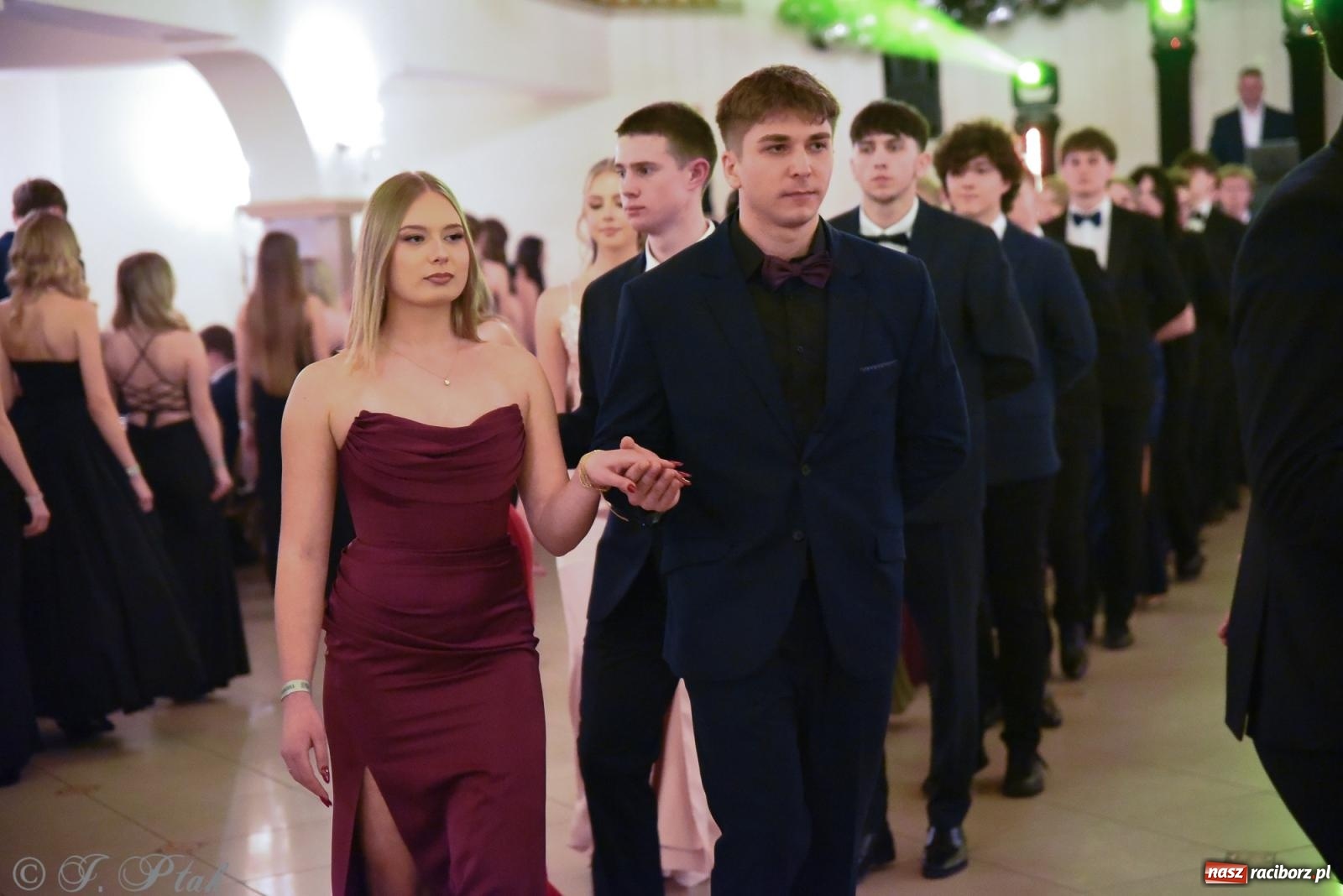 Zdjęcie w galerii na portalu naszraciborz.pl: Razem młodzi przyjaciele! Studniówka II LO z Raciborza [FOTO i WIDEO] wiadomości z regionu