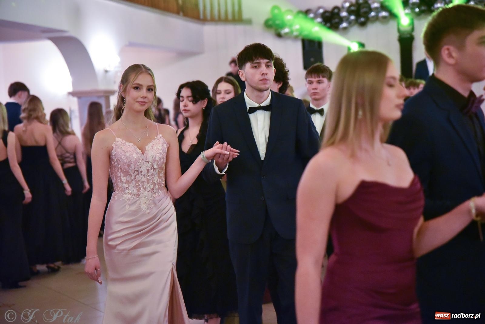 Zdjęcie w galerii na portalu naszraciborz.pl: Razem młodzi przyjaciele! Studniówka II LO z Raciborza [FOTO i WIDEO] wiadomości z regionu