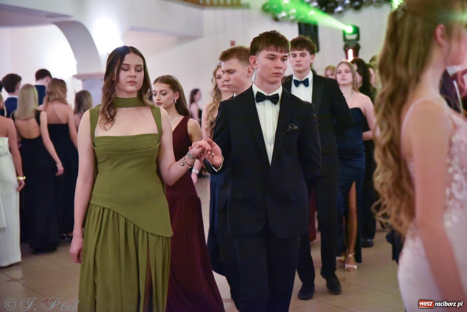 Zdjęcie w galerii na portalu naszraciborz.pl: Razem młodzi przyjaciele! Studniówka II LO z Raciborza [FOTO i WIDEO] wiadomości z regionu