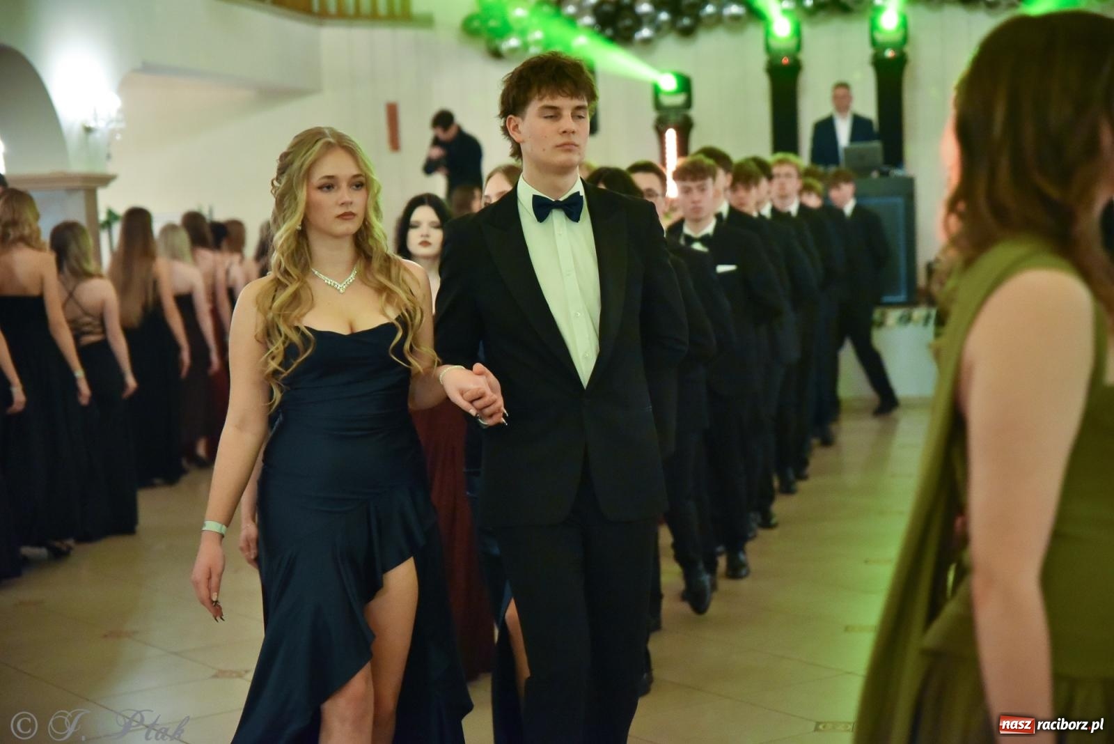 Zdjęcie w galerii na portalu naszraciborz.pl: Razem młodzi przyjaciele! Studniówka II LO z Raciborza [FOTO i WIDEO] wiadomości z regionu