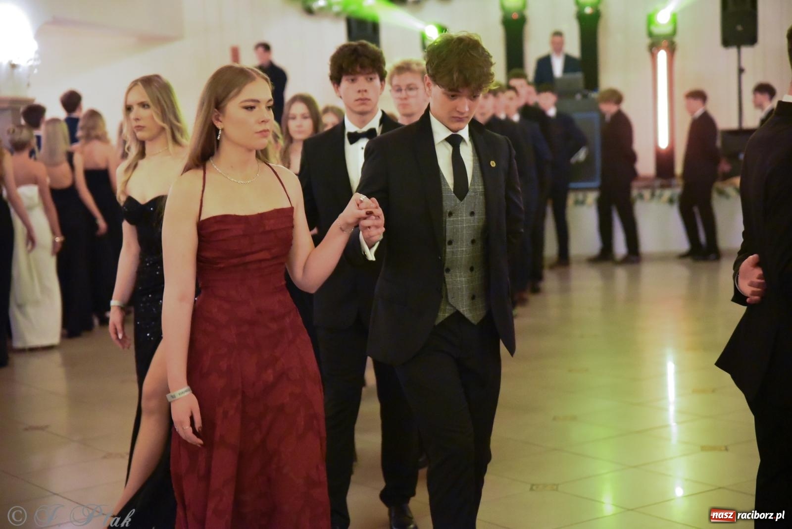 Zdjęcie w galerii na portalu naszraciborz.pl: Razem młodzi przyjaciele! Studniówka II LO z Raciborza [FOTO i WIDEO] wiadomości z regionu