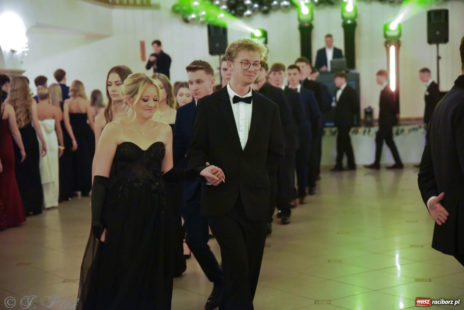 Zdjęcie w galerii na portalu naszraciborz.pl: Razem młodzi przyjaciele! Studniówka II LO z Raciborza [FOTO i WIDEO] wiadomości z regionu