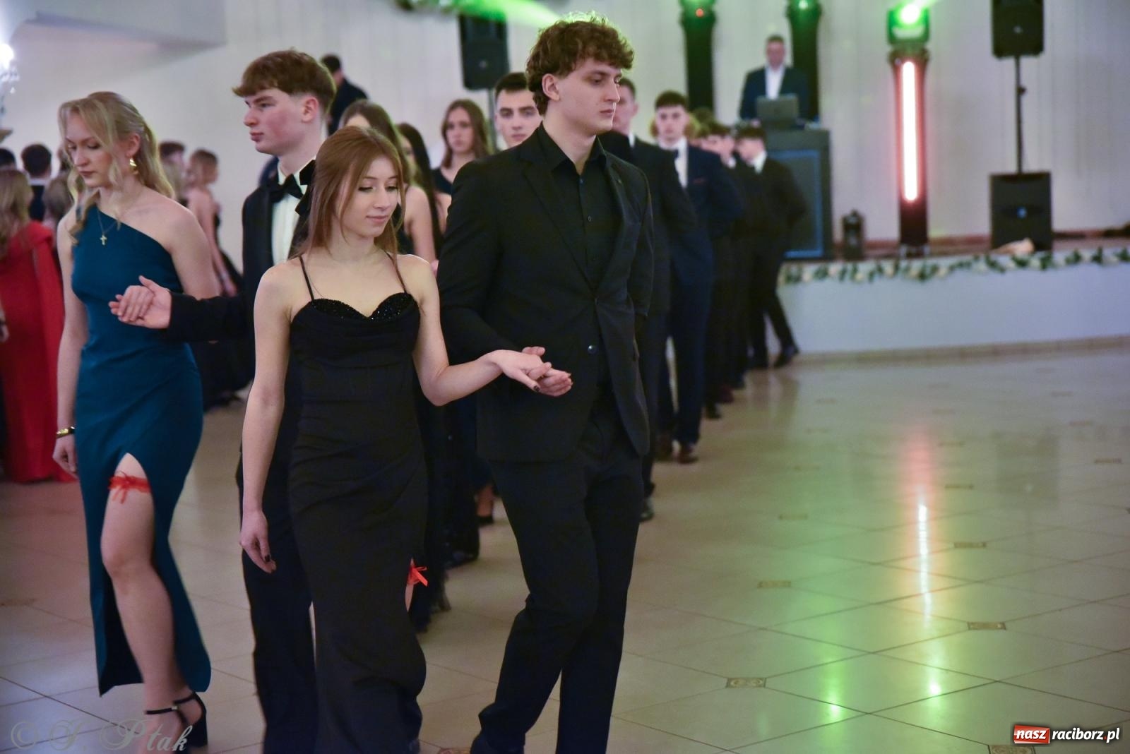 Zdjęcie w galerii na portalu naszraciborz.pl: Razem młodzi przyjaciele! Studniówka II LO z Raciborza [FOTO i WIDEO] wiadomości z regionu