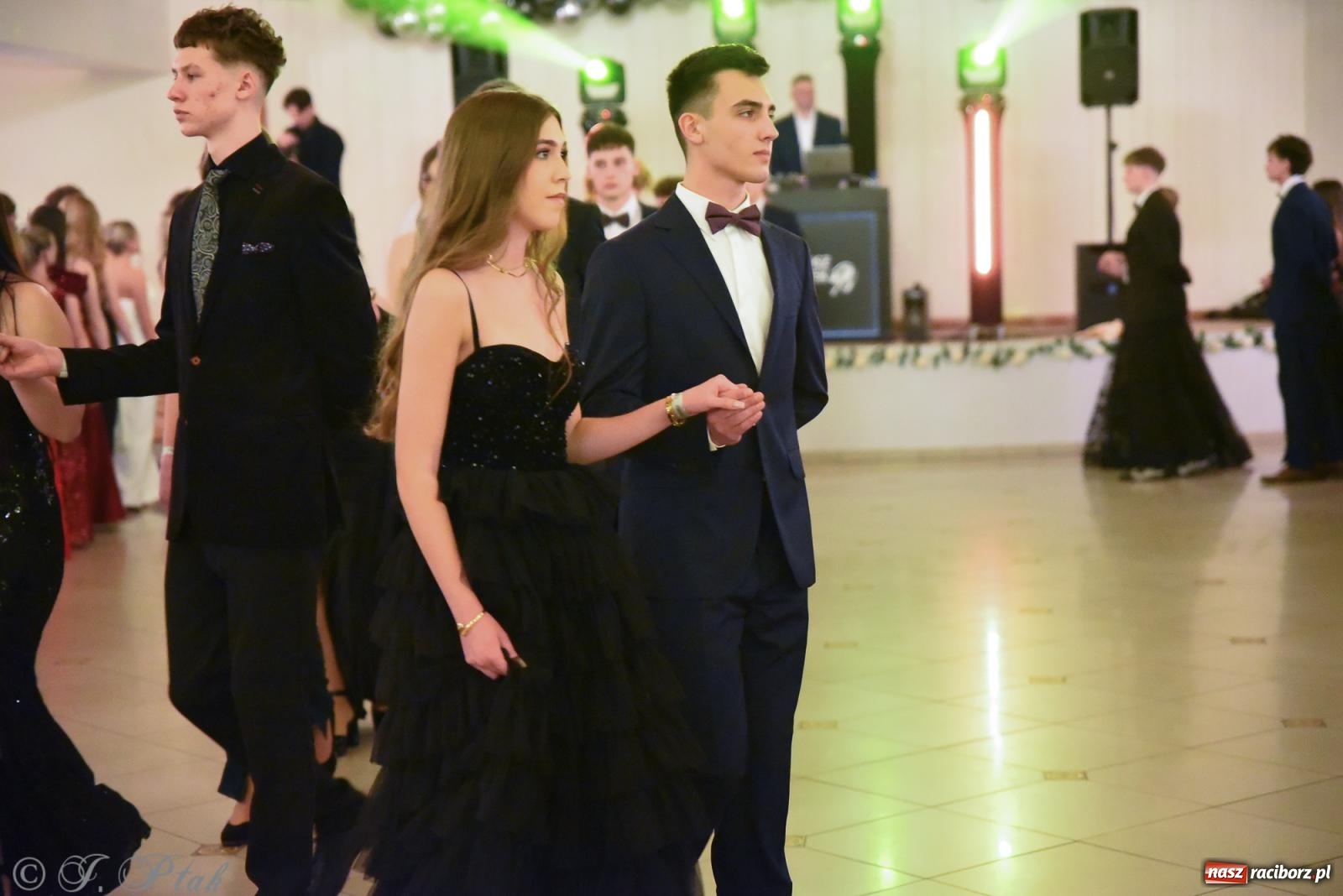 Zdjęcie w galerii na portalu naszraciborz.pl: Razem młodzi przyjaciele! Studniówka II LO z Raciborza [FOTO i WIDEO] wiadomości z regionu