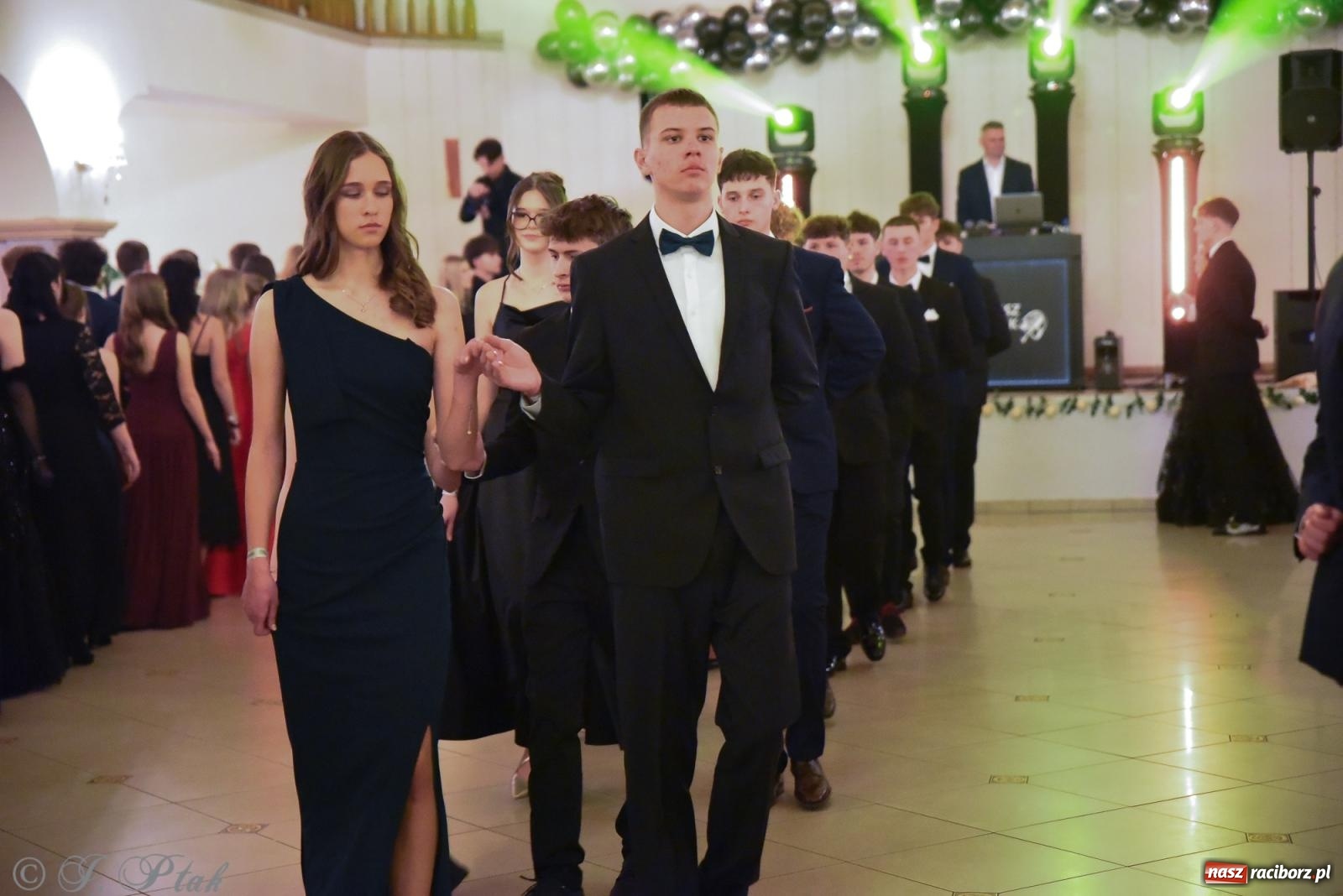 Zdjęcie w galerii na portalu naszraciborz.pl: Razem młodzi przyjaciele! Studniówka II LO z Raciborza [FOTO i WIDEO] wiadomości z regionu