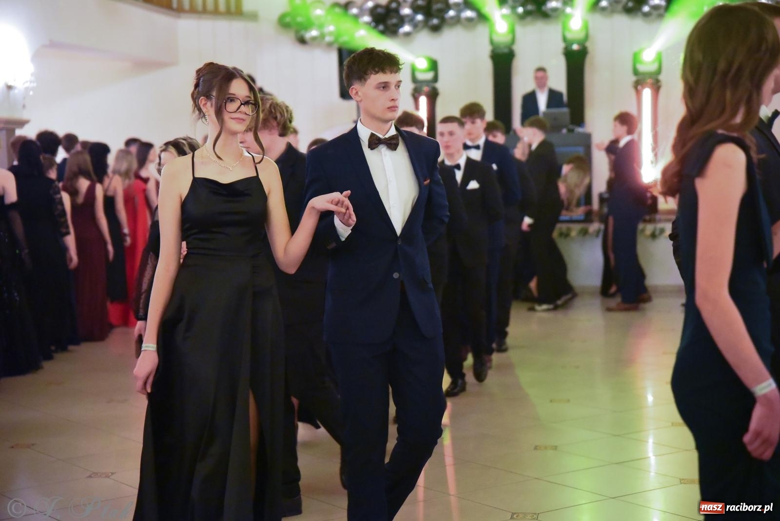 Zdjęcie w galerii na portalu naszraciborz.pl: Razem młodzi przyjaciele! Studniówka II LO z Raciborza [FOTO i WIDEO] wiadomości z regionu