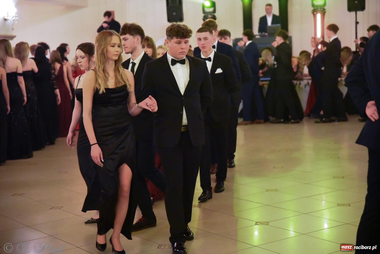 Zdjęcie w galerii na portalu naszraciborz.pl: Razem młodzi przyjaciele! Studniówka II LO z Raciborza [FOTO i WIDEO] wiadomości z regionu