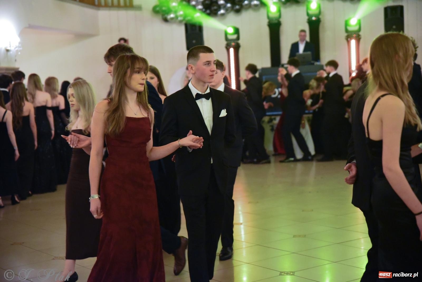 Zdjęcie w galerii na portalu naszraciborz.pl: Razem młodzi przyjaciele! Studniówka II LO z Raciborza [FOTO i WIDEO] wiadomości z regionu