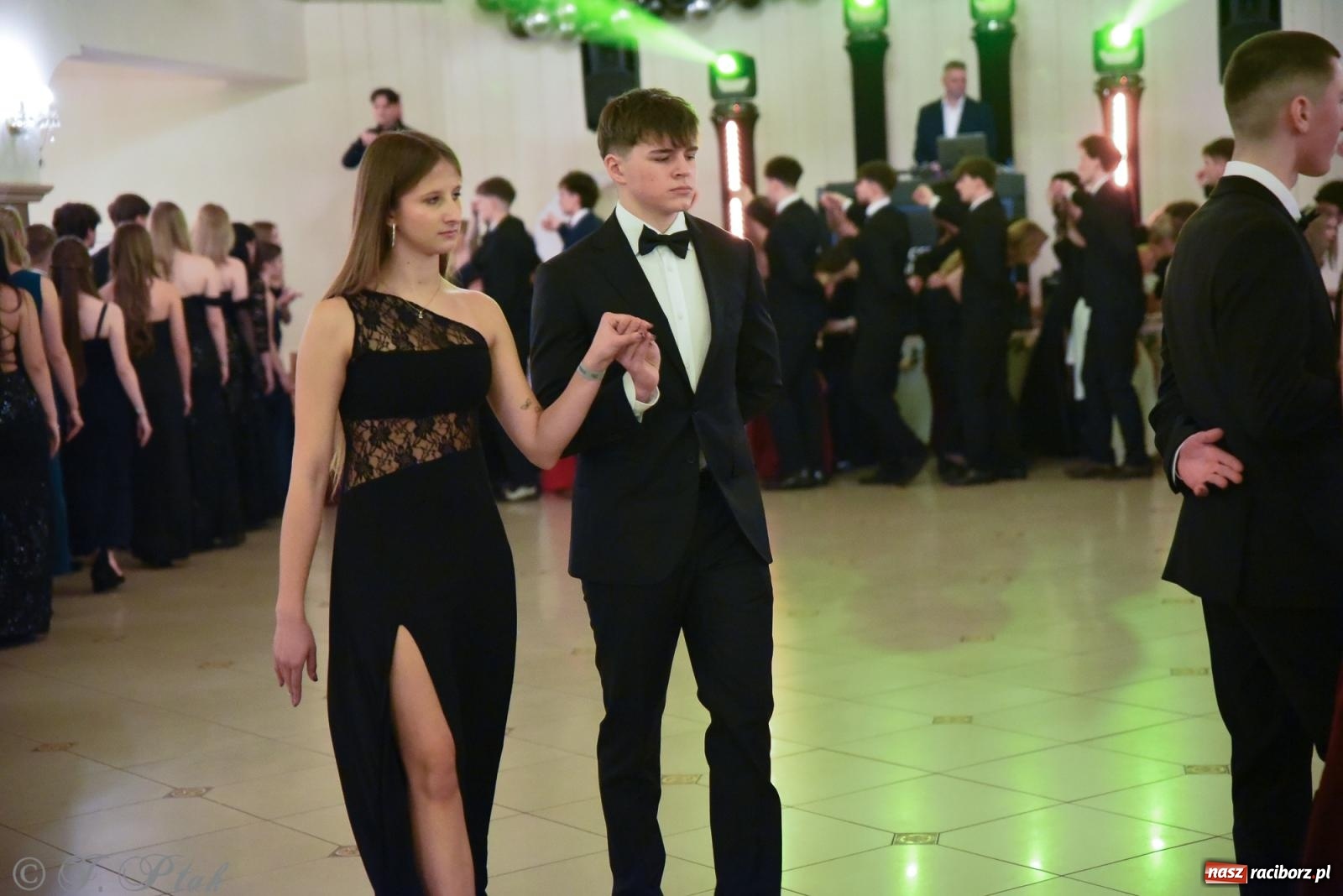 Zdjęcie w galerii na portalu naszraciborz.pl: Razem młodzi przyjaciele! Studniówka II LO z Raciborza [FOTO i WIDEO] wiadomości z regionu