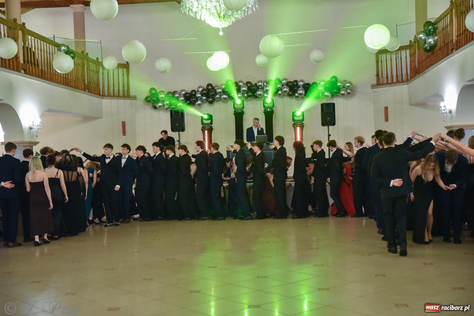 Zdjęcie w galerii na portalu naszraciborz.pl: Razem młodzi przyjaciele! Studniówka II LO z Raciborza [FOTO i WIDEO] wiadomości z regionu