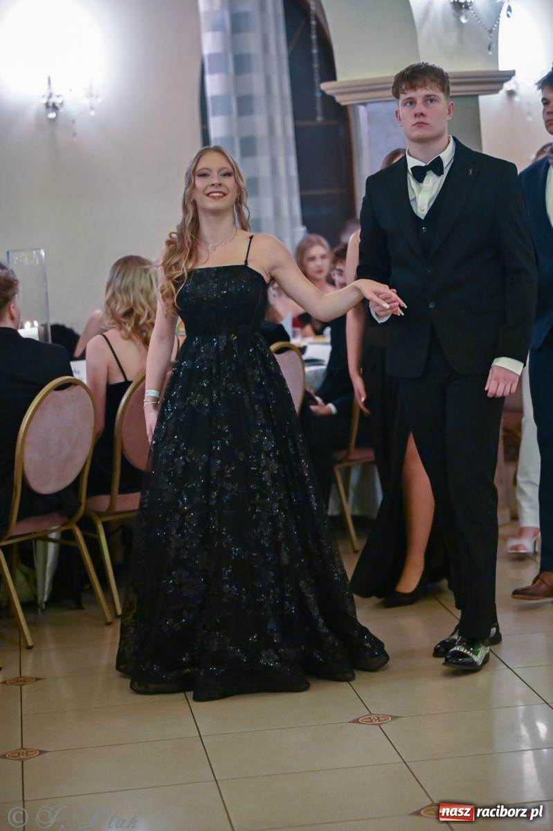 Zdjęcie w galerii na portalu naszraciborz.pl: Razem młodzi przyjaciele! Studniówka II LO z Raciborza [FOTO i WIDEO] wiadomości z regionu