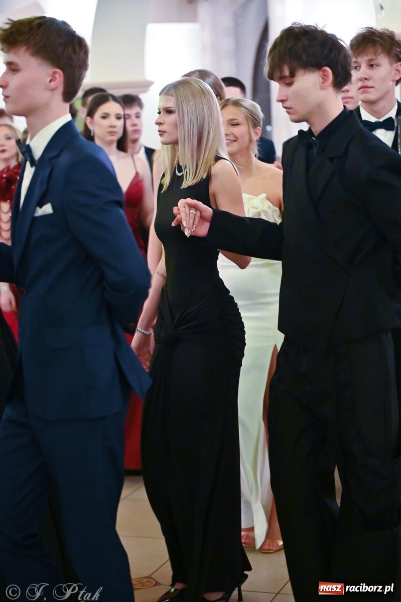 Zdjęcie w galerii na portalu naszraciborz.pl: Razem młodzi przyjaciele! Studniówka II LO z Raciborza [FOTO i WIDEO] wiadomości z regionu