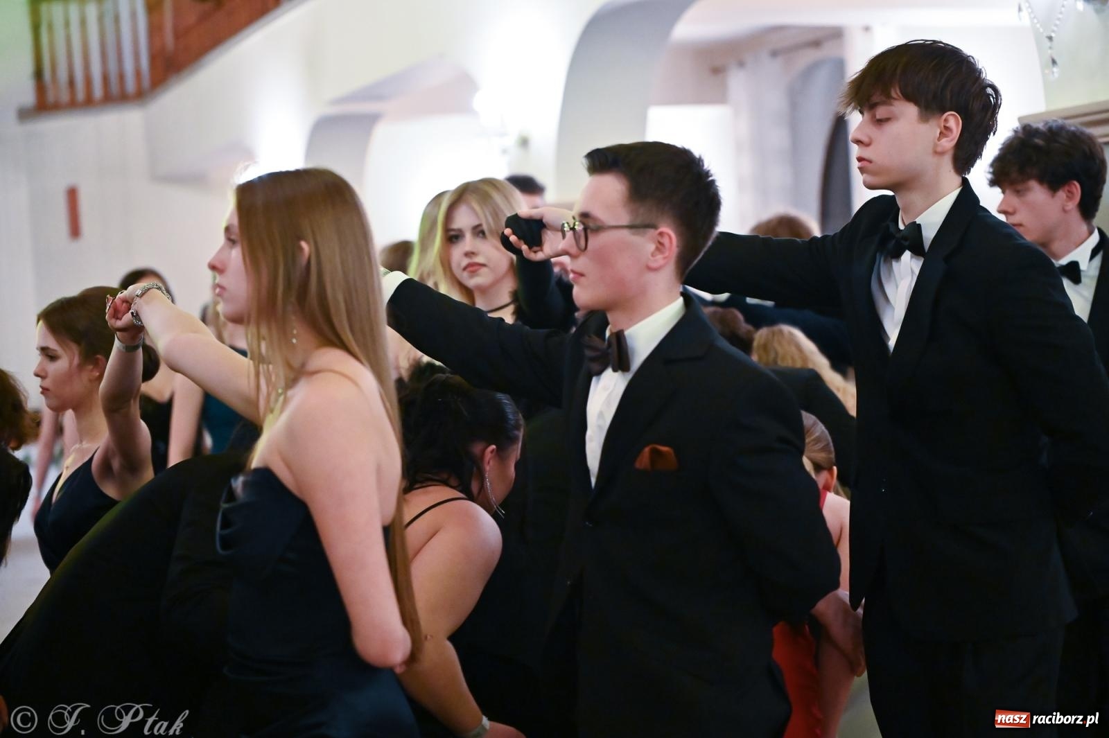 Zdjęcie w galerii na portalu naszraciborz.pl: Razem młodzi przyjaciele! Studniówka II LO z Raciborza [FOTO i WIDEO] wiadomości z regionu