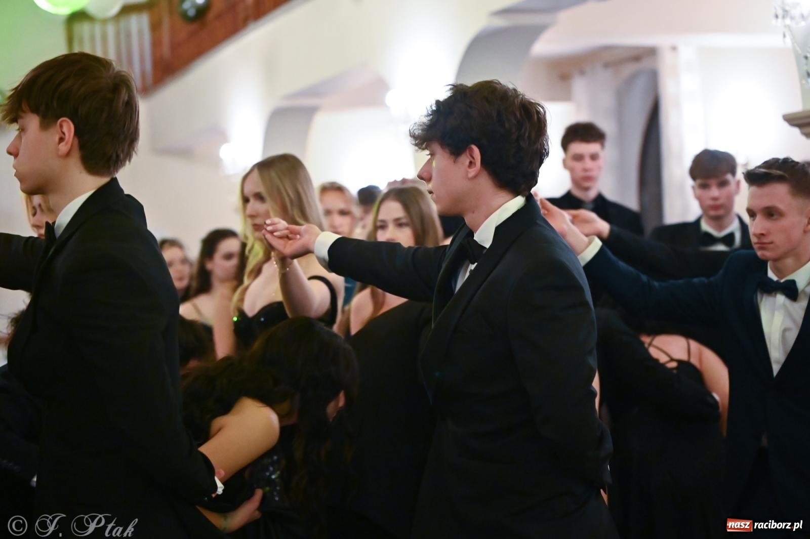 Zdjęcie w galerii na portalu naszraciborz.pl: Razem młodzi przyjaciele! Studniówka II LO z Raciborza [FOTO i WIDEO] wiadomości z regionu