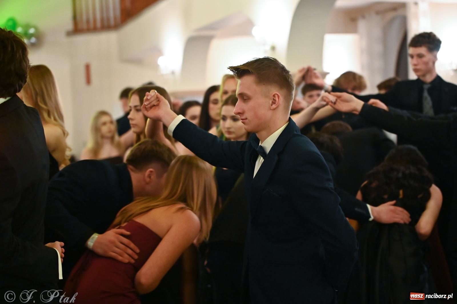 Zdjęcie w galerii na portalu naszraciborz.pl: Razem młodzi przyjaciele! Studniówka II LO z Raciborza [FOTO i WIDEO] wiadomości z regionu