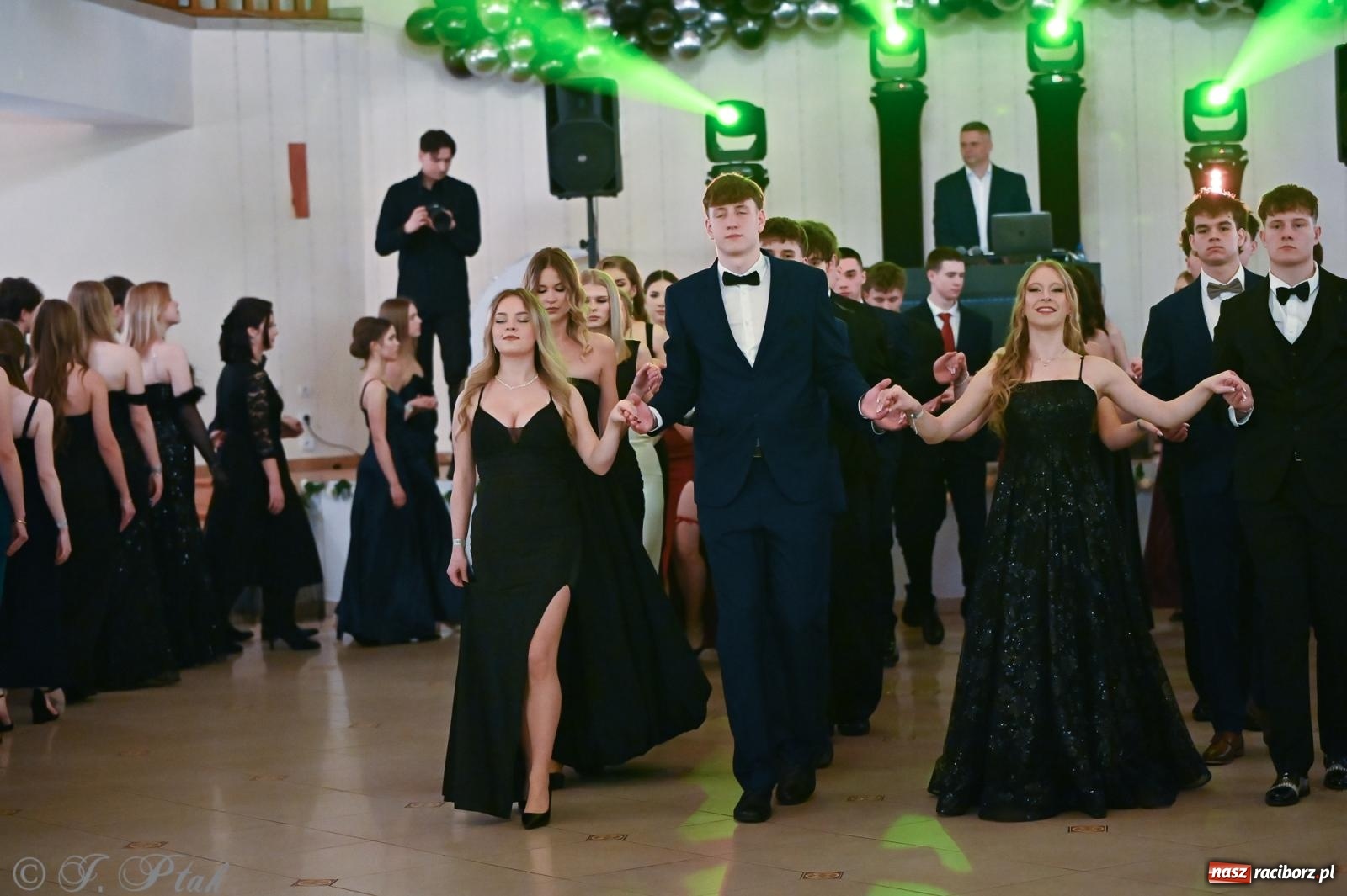 Zdjęcie w galerii na portalu naszraciborz.pl: Razem młodzi przyjaciele! Studniówka II LO z Raciborza [FOTO i WIDEO] wiadomości z regionu