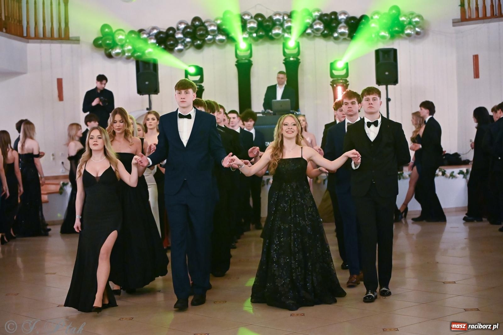 Zdjęcie w galerii na portalu naszraciborz.pl: Razem młodzi przyjaciele! Studniówka II LO z Raciborza [FOTO i WIDEO] wiadomości z regionu