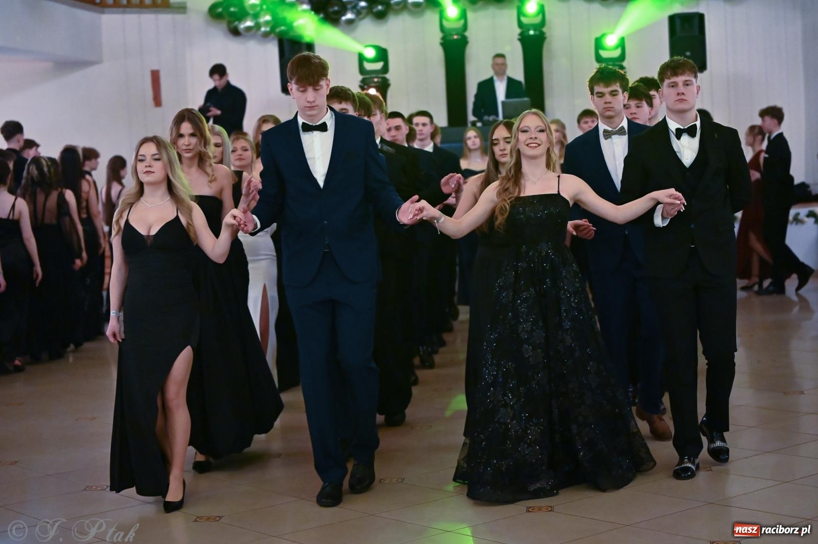 Zdjęcie w galerii na portalu naszraciborz.pl: Razem młodzi przyjaciele! Studniówka II LO z Raciborza [FOTO i WIDEO] wiadomości z regionu