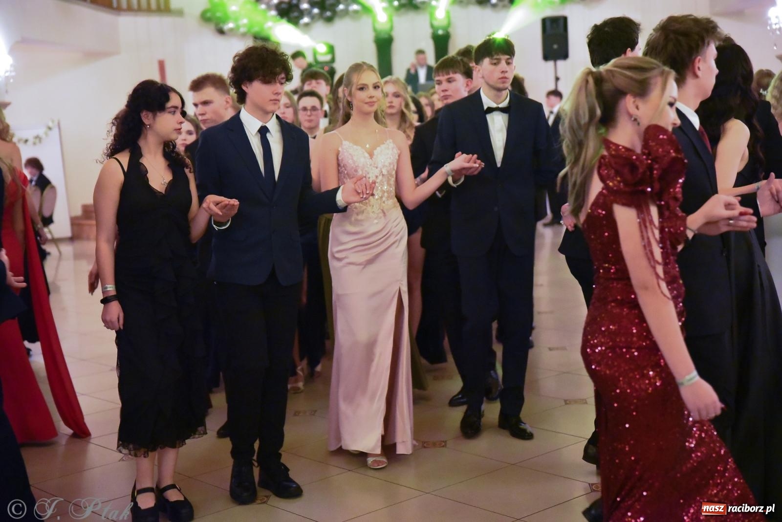 Zdjęcie w galerii na portalu naszraciborz.pl: Razem młodzi przyjaciele! Studniówka II LO z Raciborza [FOTO i WIDEO] wiadomości z regionu