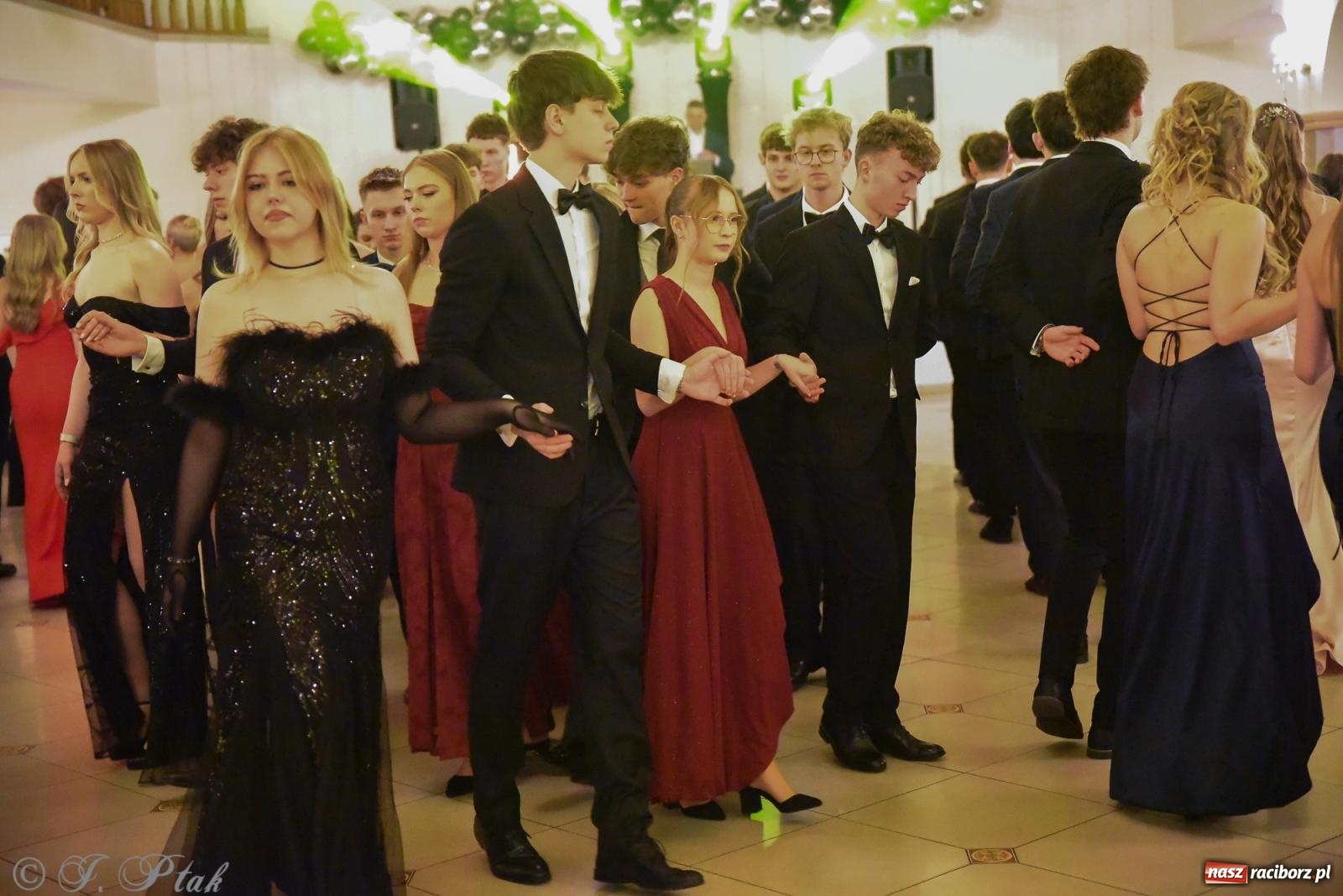 Zdjęcie w galerii na portalu naszraciborz.pl: Razem młodzi przyjaciele! Studniówka II LO z Raciborza [FOTO i WIDEO] wiadomości z regionu