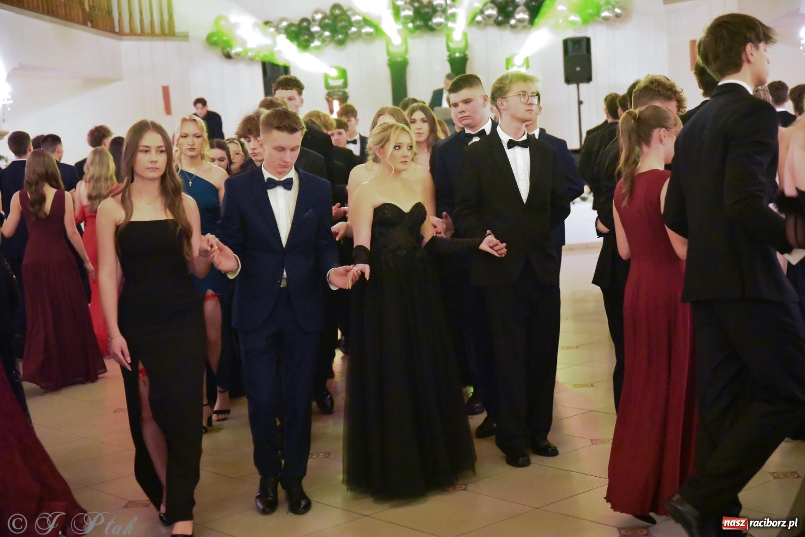 Zdjęcie w galerii na portalu naszraciborz.pl: Razem młodzi przyjaciele! Studniówka II LO z Raciborza [FOTO i WIDEO] wiadomości z regionu