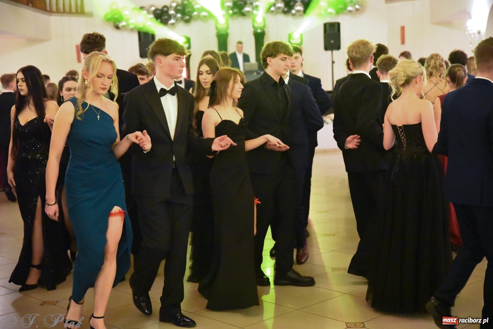 Zdjęcie w galerii na portalu naszraciborz.pl: Razem młodzi przyjaciele! Studniówka II LO z Raciborza [FOTO i WIDEO] wiadomości z regionu