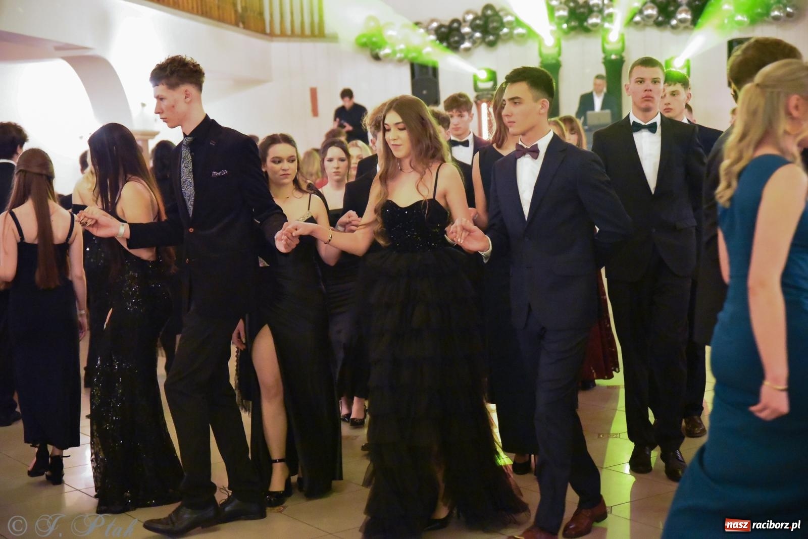 Zdjęcie w galerii na portalu naszraciborz.pl: Razem młodzi przyjaciele! Studniówka II LO z Raciborza [FOTO i WIDEO] wiadomości z regionu