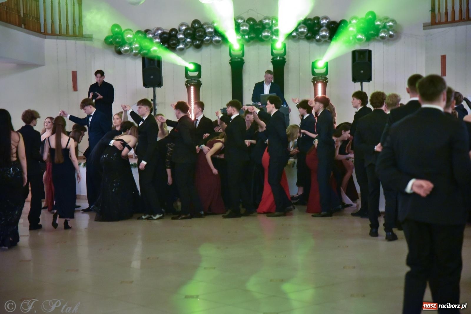 Zdjęcie w galerii na portalu naszraciborz.pl: Razem młodzi przyjaciele! Studniówka II LO z Raciborza [FOTO i WIDEO] wiadomości z regionu