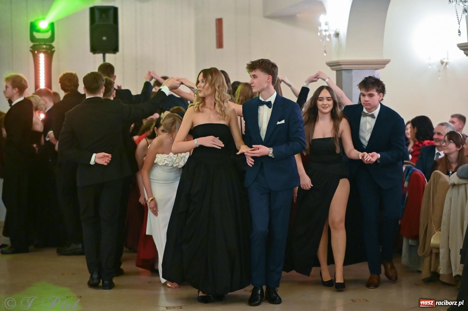 Zdjęcie w galerii na portalu naszraciborz.pl: Razem młodzi przyjaciele! Studniówka II LO z Raciborza [FOTO i WIDEO] wiadomości z regionu