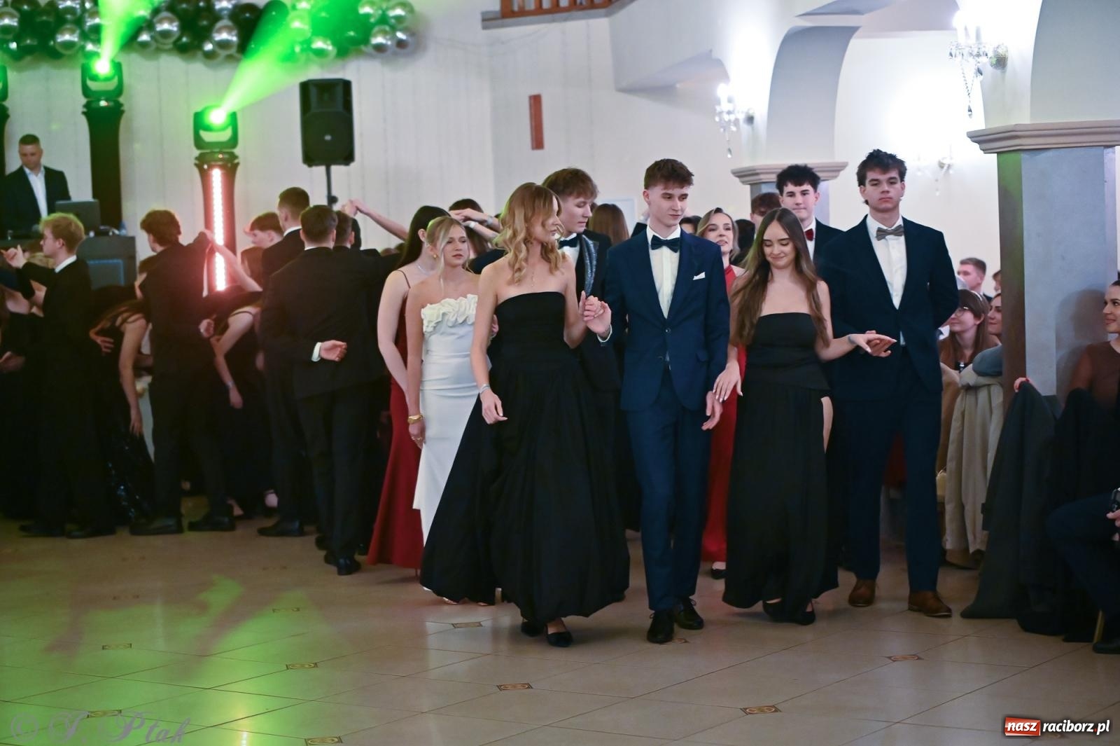 Zdjęcie w galerii na portalu naszraciborz.pl: Razem młodzi przyjaciele! Studniówka II LO z Raciborza [FOTO i WIDEO] wiadomości z regionu