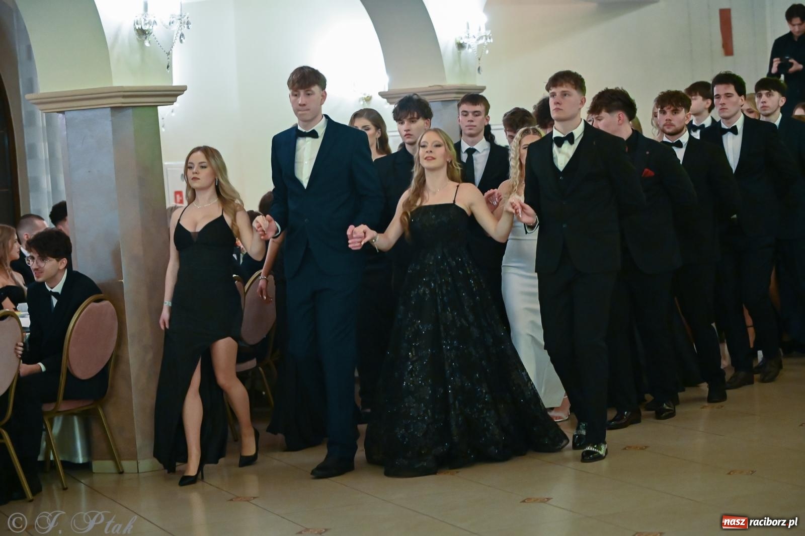 Zdjęcie w galerii na portalu naszraciborz.pl: Razem młodzi przyjaciele! Studniówka II LO z Raciborza [FOTO i WIDEO] wiadomości z regionu