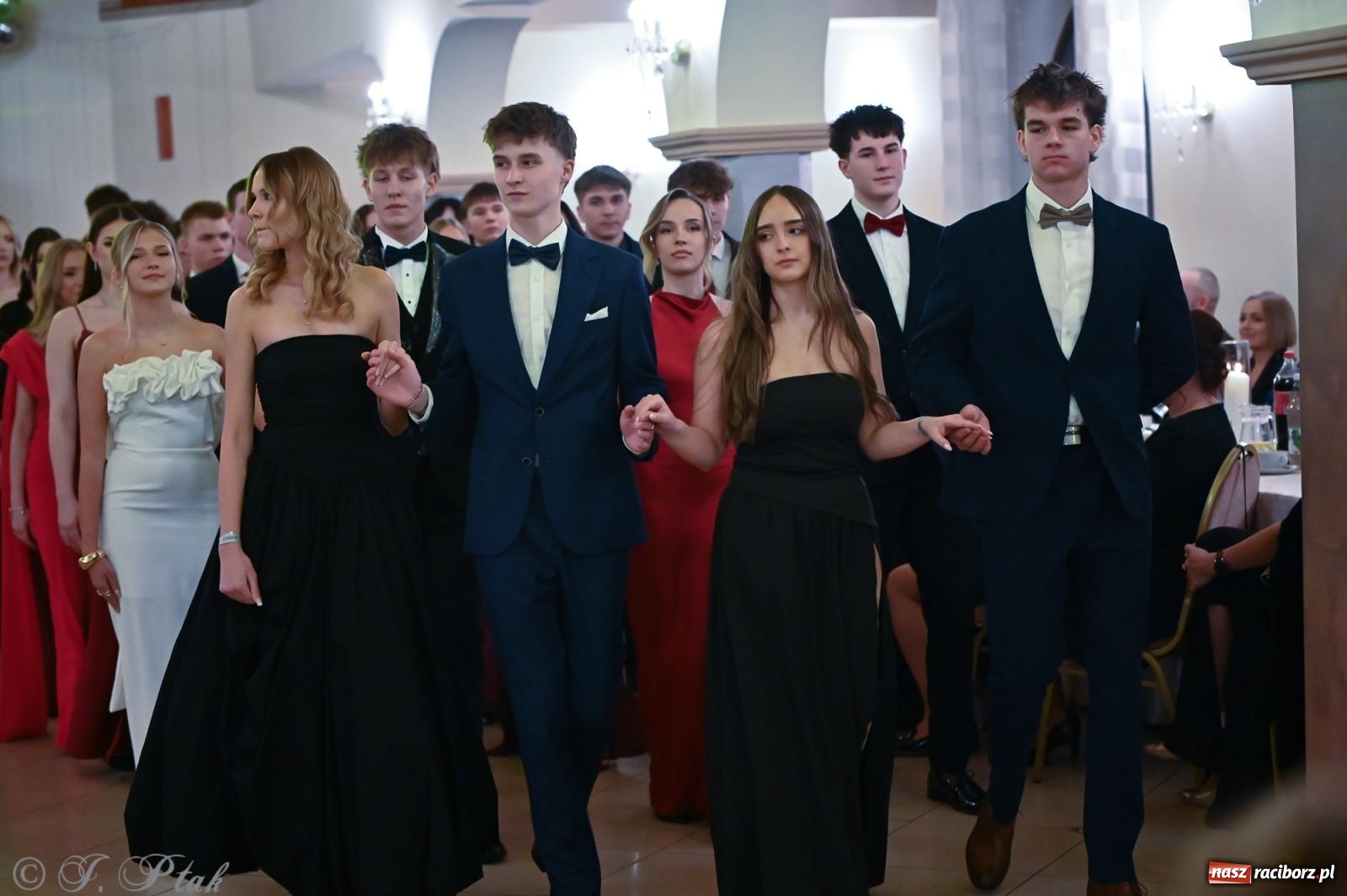 Zdjęcie w galerii na portalu naszraciborz.pl: Razem młodzi przyjaciele! Studniówka II LO z Raciborza [FOTO i WIDEO] wiadomości z regionu