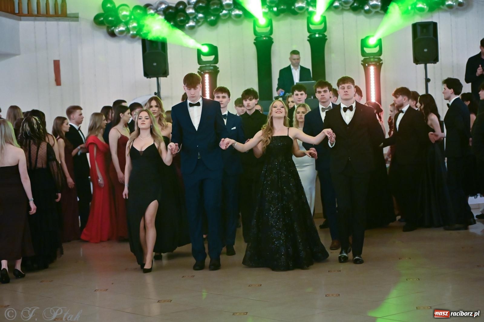 Zdjęcie w galerii na portalu naszraciborz.pl: Razem młodzi przyjaciele! Studniówka II LO z Raciborza [FOTO i WIDEO] wiadomości z regionu