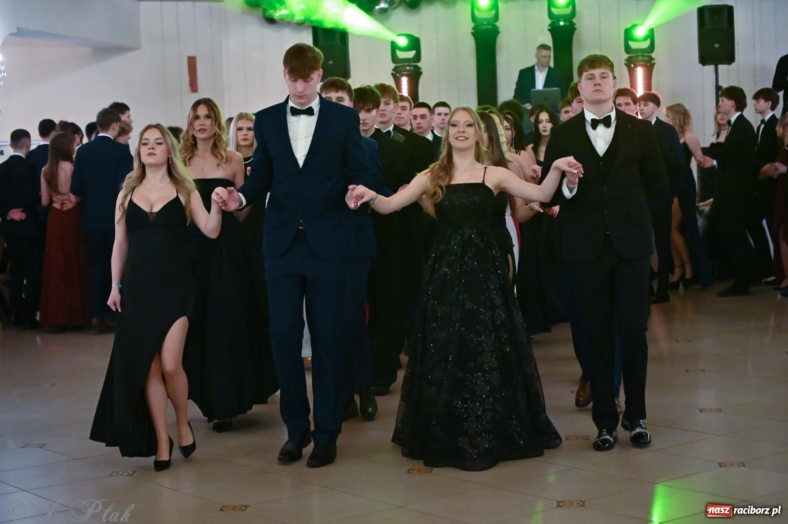 Zdjęcie w galerii na portalu naszraciborz.pl: Razem młodzi przyjaciele! Studniówka II LO z Raciborza [FOTO i WIDEO] wiadomości z regionu