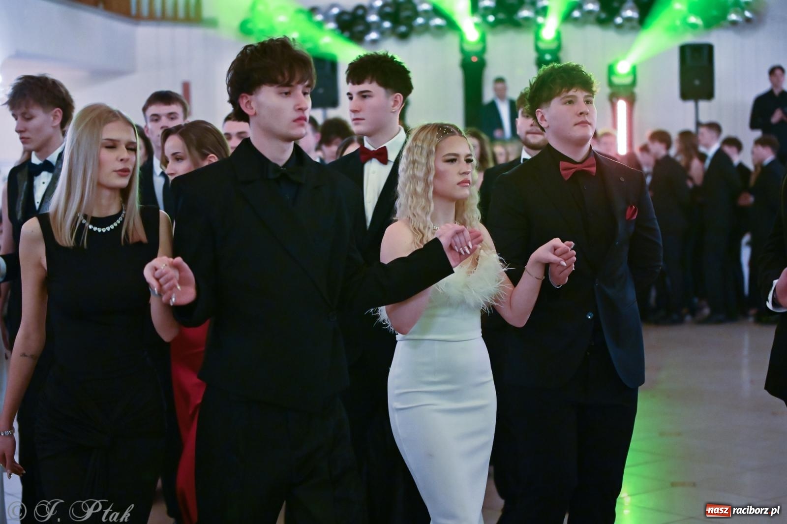 Zdjęcie w galerii na portalu naszraciborz.pl: Razem młodzi przyjaciele! Studniówka II LO z Raciborza [FOTO i WIDEO] wiadomości z regionu