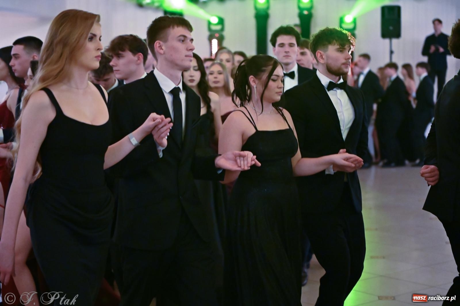 Zdjęcie w galerii na portalu naszraciborz.pl: Razem młodzi przyjaciele! Studniówka II LO z Raciborza [FOTO i WIDEO] wiadomości z regionu