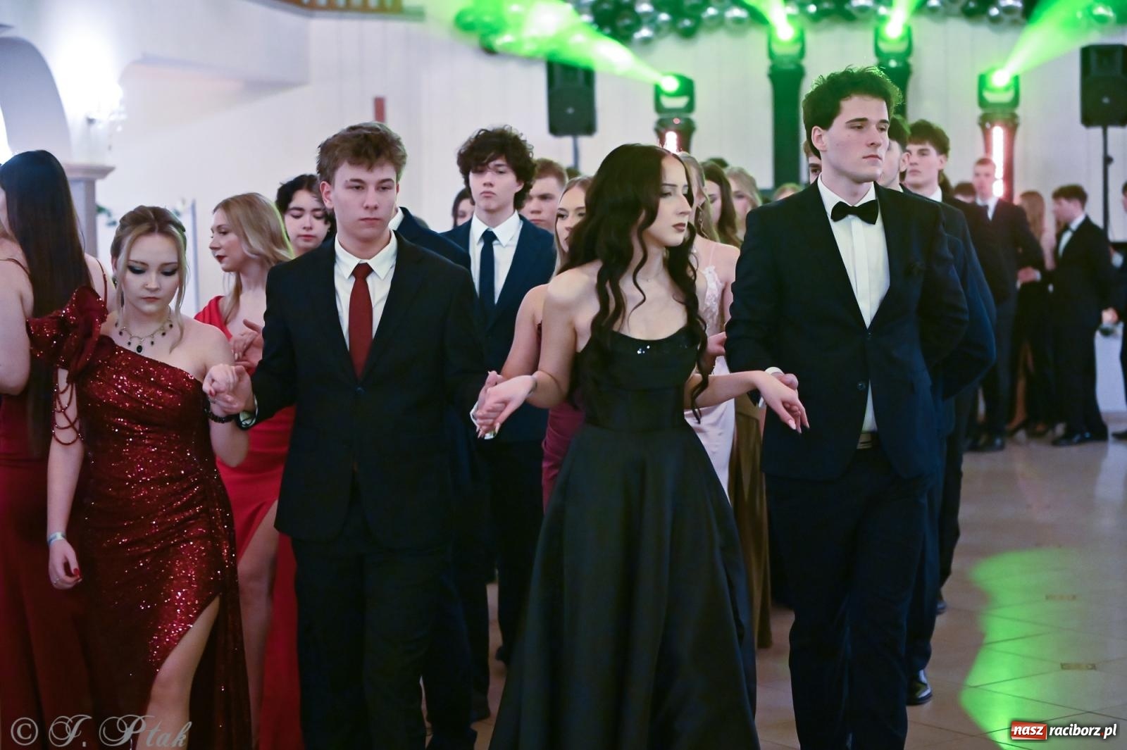 Zdjęcie w galerii na portalu naszraciborz.pl: Razem młodzi przyjaciele! Studniówka II LO z Raciborza [FOTO i WIDEO] wiadomości z regionu