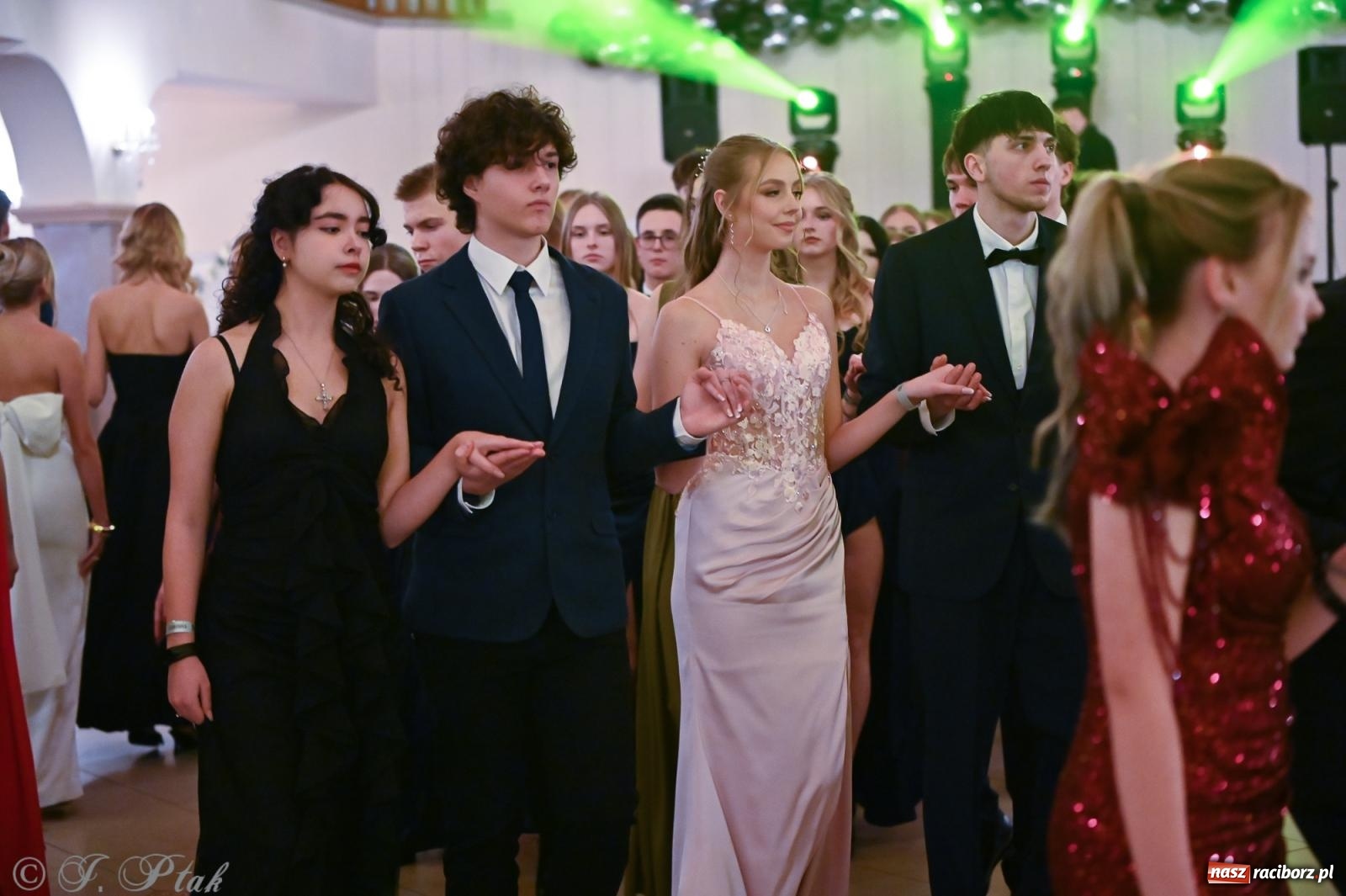 Zdjęcie w galerii na portalu naszraciborz.pl: Razem młodzi przyjaciele! Studniówka II LO z Raciborza [FOTO i WIDEO] wiadomości z regionu