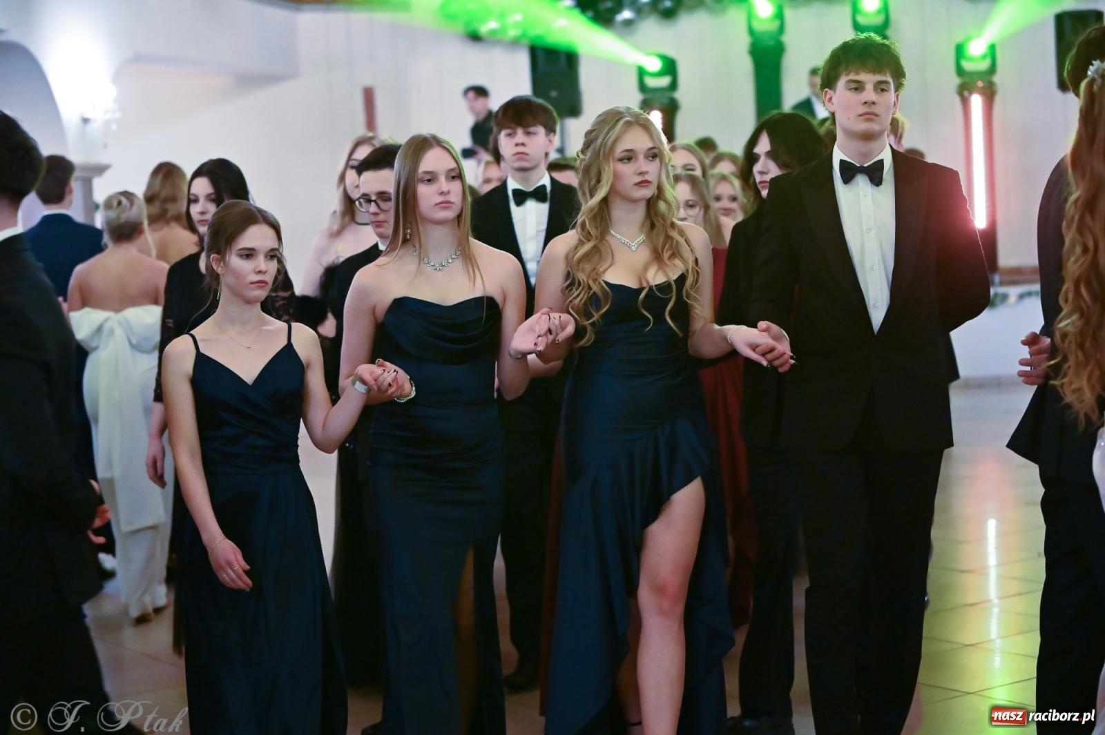 Zdjęcie w galerii na portalu naszraciborz.pl: Razem młodzi przyjaciele! Studniówka II LO z Raciborza [FOTO i WIDEO] wiadomości z regionu