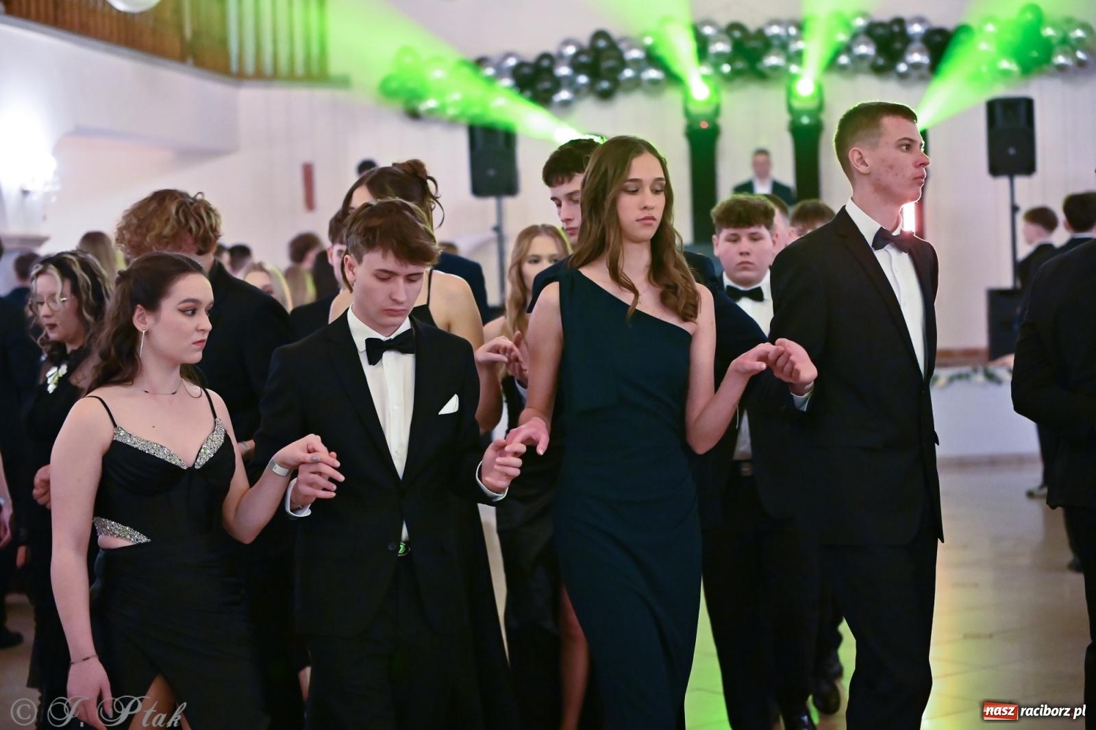 Zdjęcie w galerii na portalu naszraciborz.pl: Razem młodzi przyjaciele! Studniówka II LO z Raciborza [FOTO i WIDEO] wiadomości z regionu