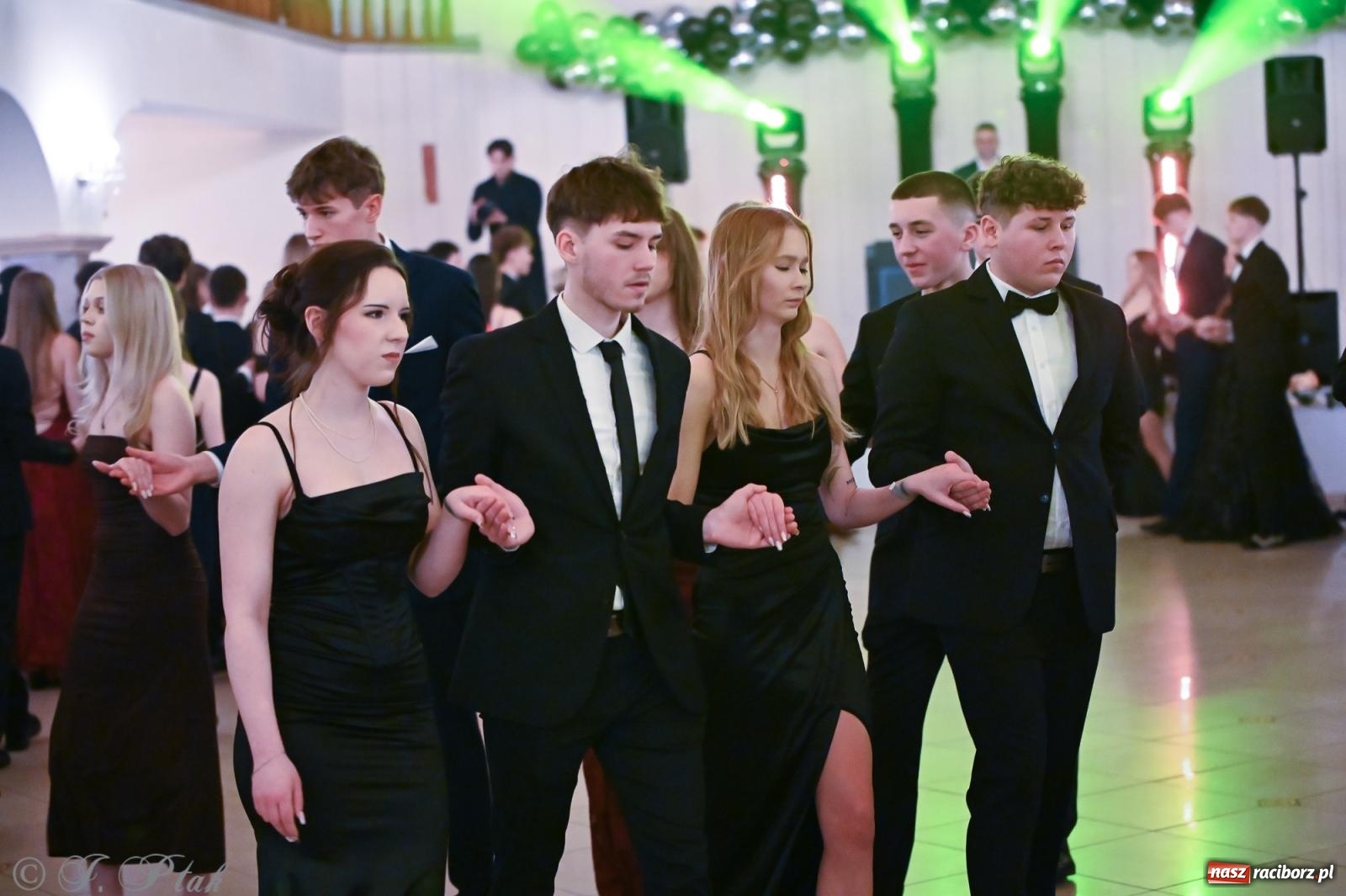 Zdjęcie w galerii na portalu naszraciborz.pl: Razem młodzi przyjaciele! Studniówka II LO z Raciborza [FOTO i WIDEO] wiadomości z regionu