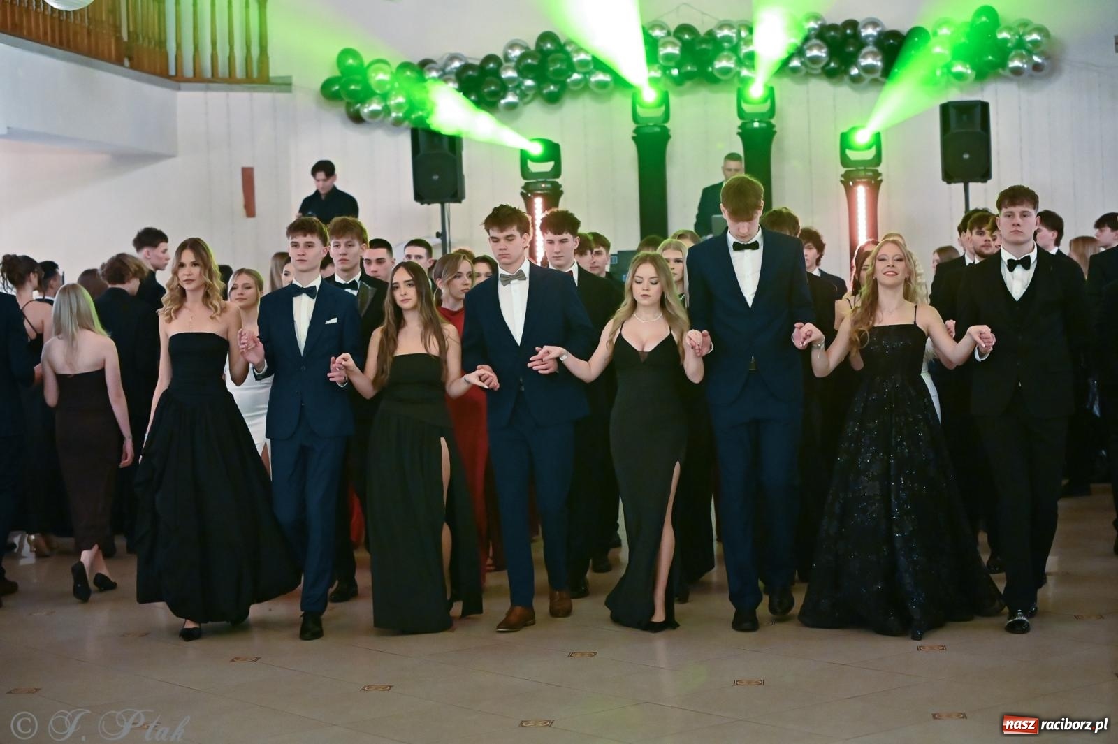 Zdjęcie w galerii na portalu naszraciborz.pl: Razem młodzi przyjaciele! Studniówka II LO z Raciborza [FOTO i WIDEO] wiadomości z regionu